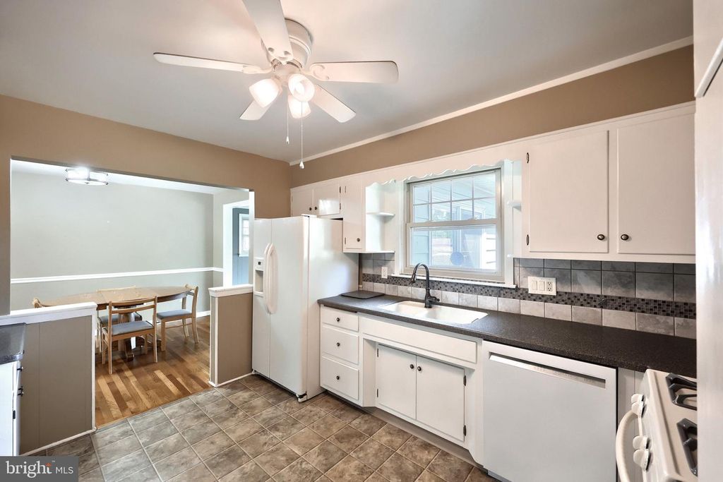 Image 11 of property listing at 303 ROLLING TER, Leola, PA 17540