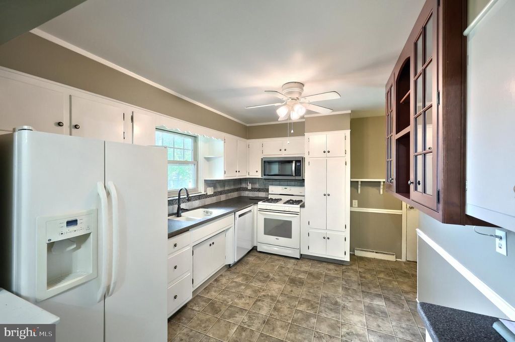 Image 12 of property listing at 303 ROLLING TER, Leola, PA 17540