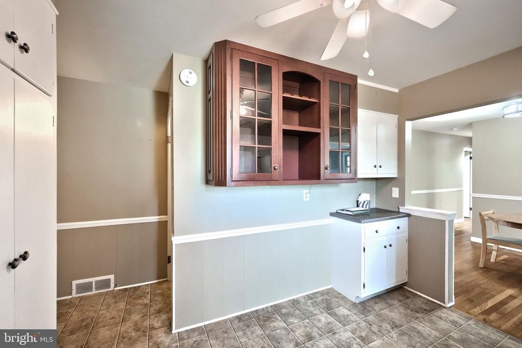Image 13 of property listing at 303 ROLLING TER, Leola, PA 17540