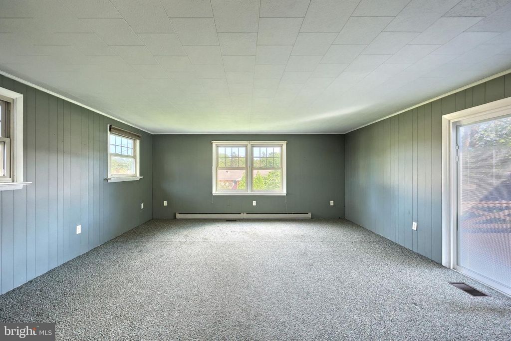 Image 15 of property listing at 303 ROLLING TER, Leola, PA 17540