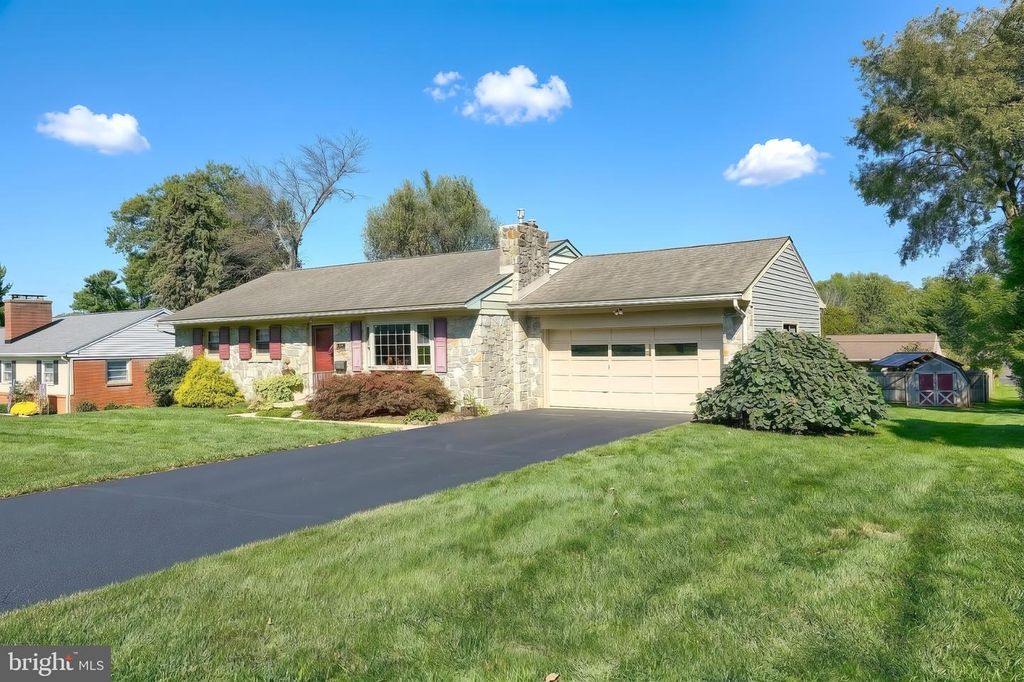 Image 3 of property listing at 303 ROLLING TER, Leola, PA 17540