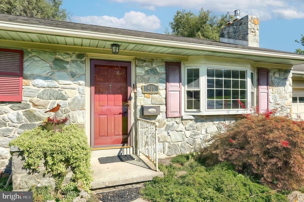 Image 4 of property listing at 303 ROLLING TER, Leola, PA 17540