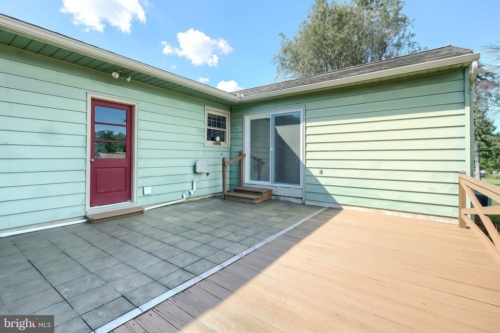 Image 32 of property listing at 303 ROLLING TER, Leola, PA 17540