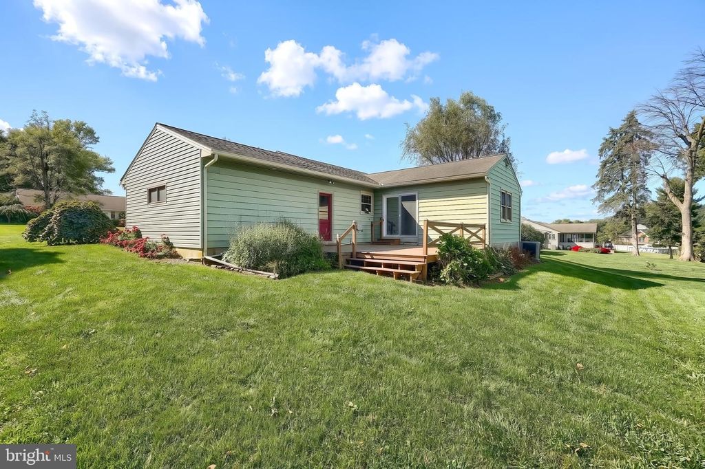 Image 34 of property listing at 303 ROLLING TER, Leola, PA 17540