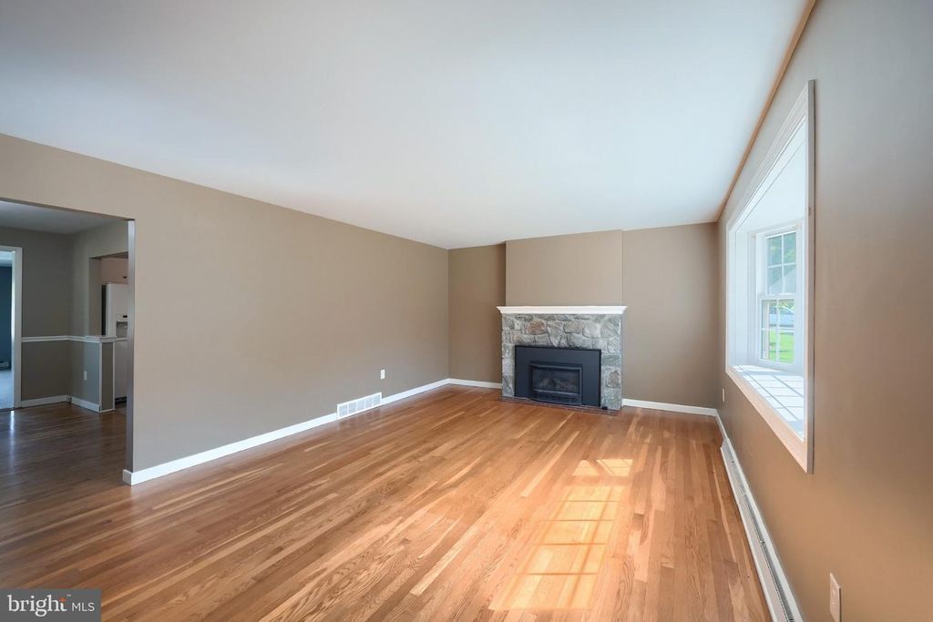 Image 7 of property listing at 303 ROLLING TER, Leola, PA 17540