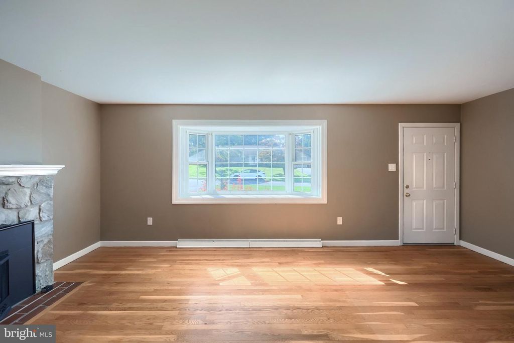 Image 8 of property listing at 303 ROLLING TER, Leola, PA 17540