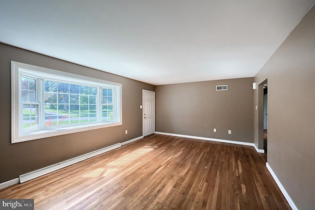 Image 9 of property listing at 303 ROLLING TER, Leola, PA 17540