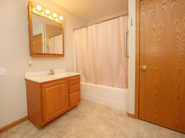 1406 Leitha Terrace, Waverly, IA 50677