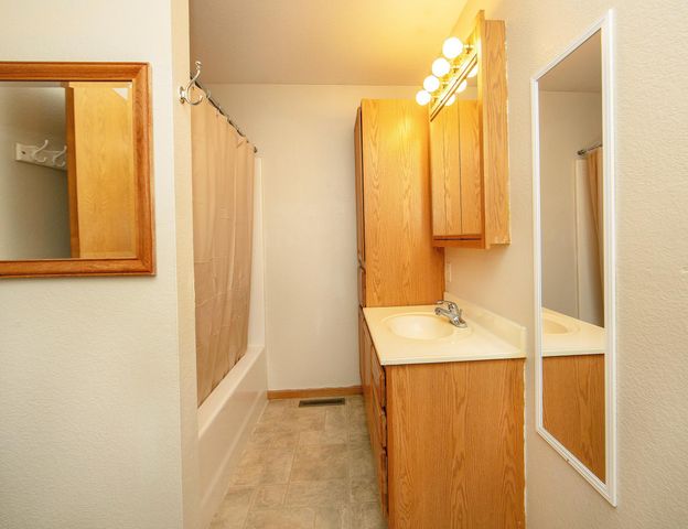 1406 Leitha Terrace, Waverly, IA 50677