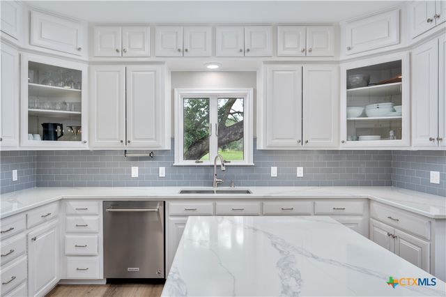 330 Live Oak Hills Court, San Marcos, TX 78666