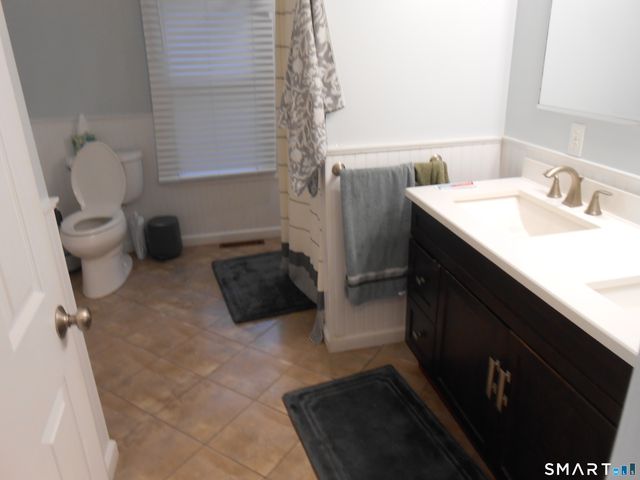 240 Derby Avenue, Orange, CT 06477