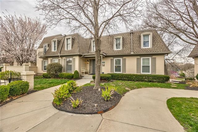 10746 Glenwood Street D, Overland Park, KS 66211