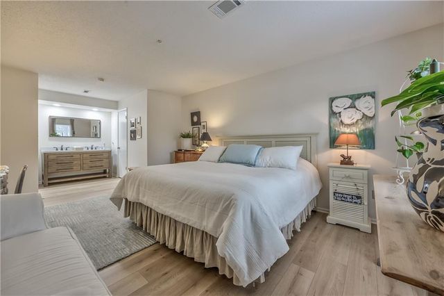 10746 Glenwood Street D, Overland Park, KS 66211