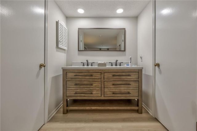 10746 Glenwood Street D, Overland Park, KS 66211