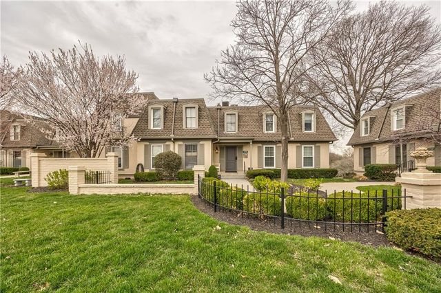 10746 Glenwood Street D, Overland Park, KS 66211