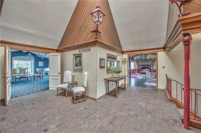 10746 Glenwood Street D, Overland Park, KS 66211