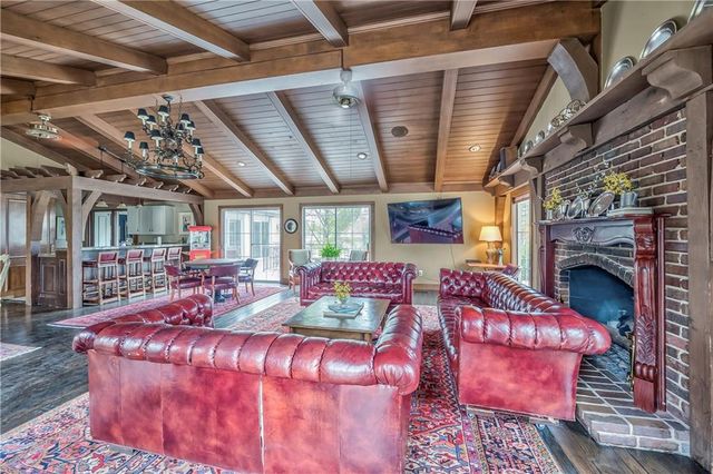 10746 Glenwood Street D, Overland Park, KS 66211