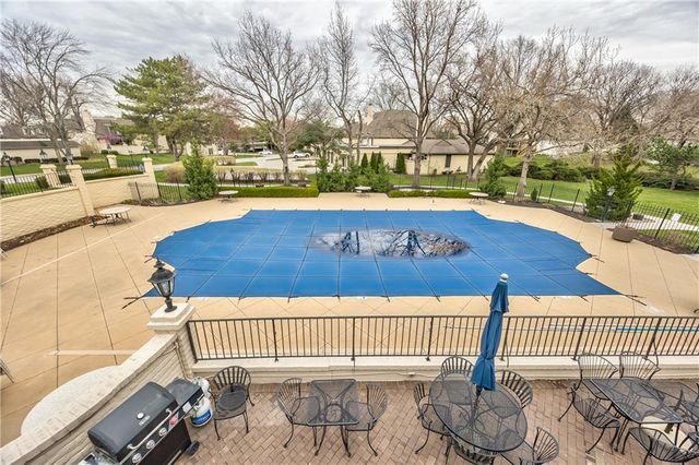 10746 Glenwood Street D, Overland Park, KS 66211
