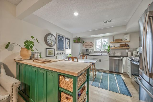 10746 Glenwood Street D, Overland Park, KS 66211