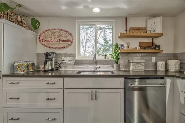 10746 Glenwood Street D, Overland Park, KS 66211