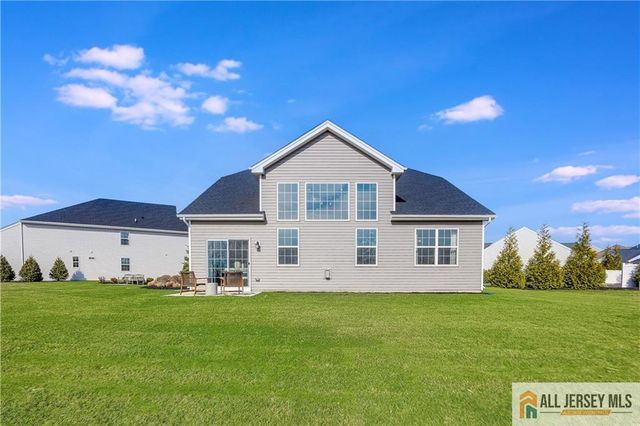 6 Galerie Court, Monroe, NJ 08831