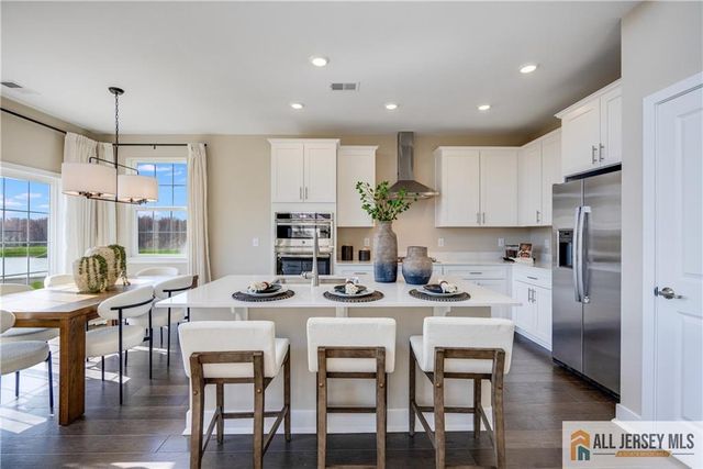 6 Galerie Court, Monroe, NJ 08831