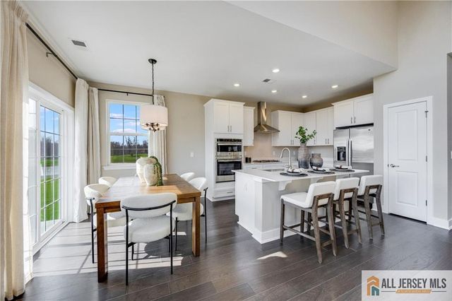 6 Galerie Court, Monroe, NJ 08831