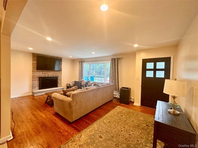 19 Closs Drive, Rhinebeck, NY 12572