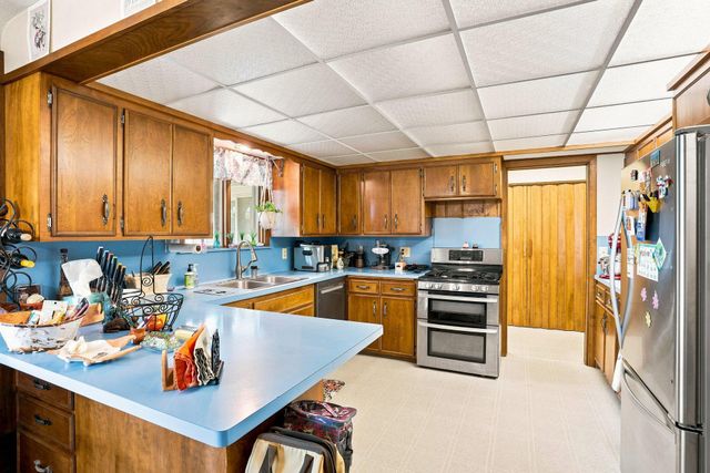 5433 Twin Lake Boulevard E, Brooklyn Center, MN 55429