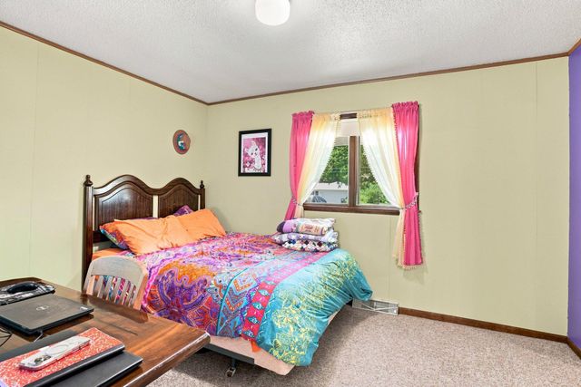 5433 Twin Lake Boulevard E, Brooklyn Center, MN 55429