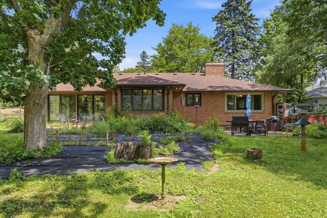 5433 Twin Lake Boulevard E, Brooklyn Center, MN 55429