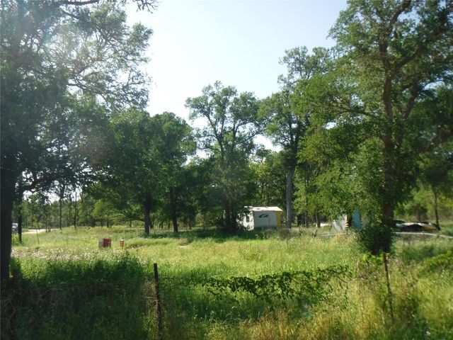 137 Winding LN, Smithville, TX 78957