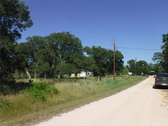 137 Winding LN, Smithville, TX 78957