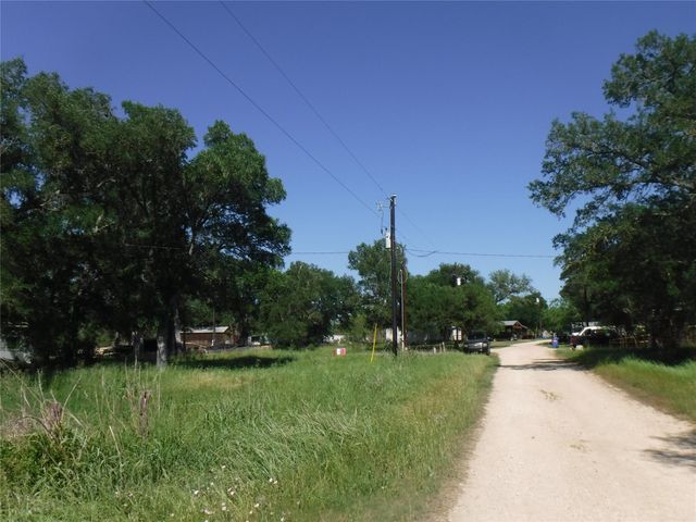 137 Winding LN, Smithville, TX 78957