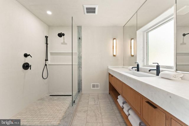 21 OVERBECK ALLEY NE, Washington, DC 20002