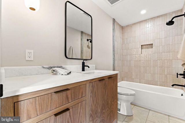 21 OVERBECK ALLEY NE, Washington, DC 20002