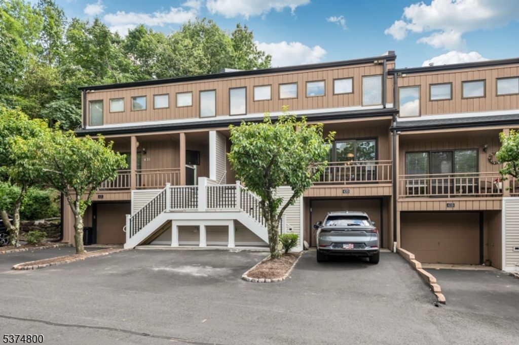 420 Stephanie Dr, North Caldwell Boro, NJ 07006