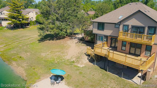 8828 Grace Street, Shelby Twp, MI 48317