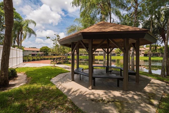 9014 Vineyard Lake Drive, Plantation, FL 33324