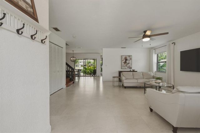 9014 Vineyard Lake Drive, Plantation, FL 33324