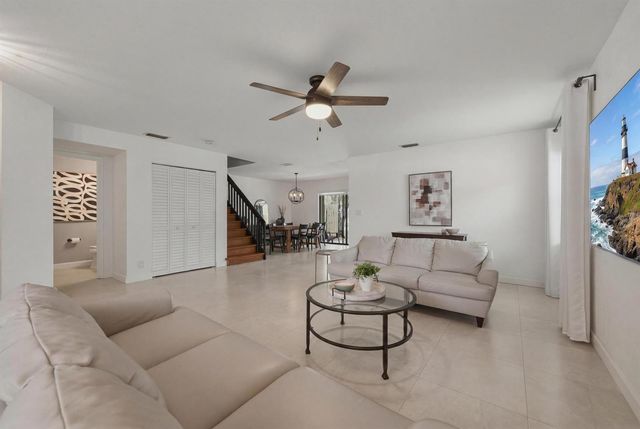 9014 Vineyard Lake Drive, Plantation, FL 33324