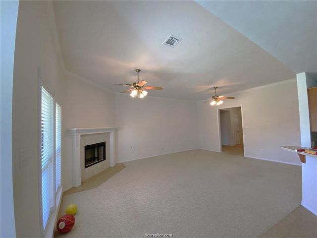 904 LaDove St, College Station, TX 77845