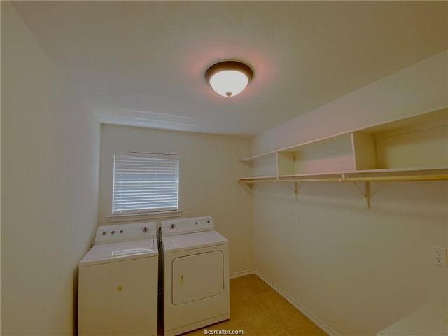 904 LaDove St, College Station, TX 77845