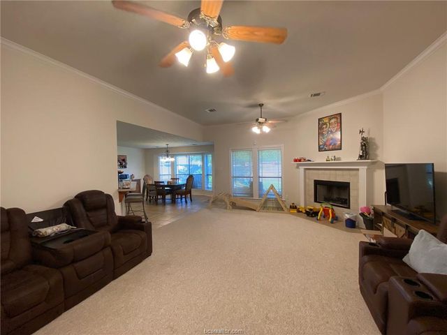 904 LaDove St, College Station, TX 77845