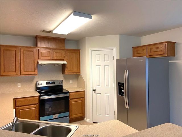 904 LaDove St, College Station, TX 77845