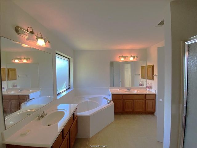 904 LaDove St, College Station, TX 77845