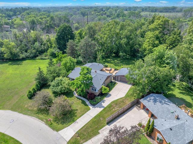 1934 Manor PARKWAY, Sheboygan, WI 53083
