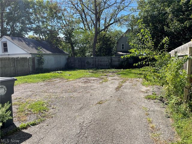 2140 12th Street, Akron, OH 44314