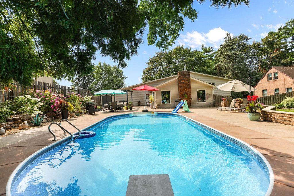 283 Capitol View Avenue, Roseville, MN 55113 — exterior