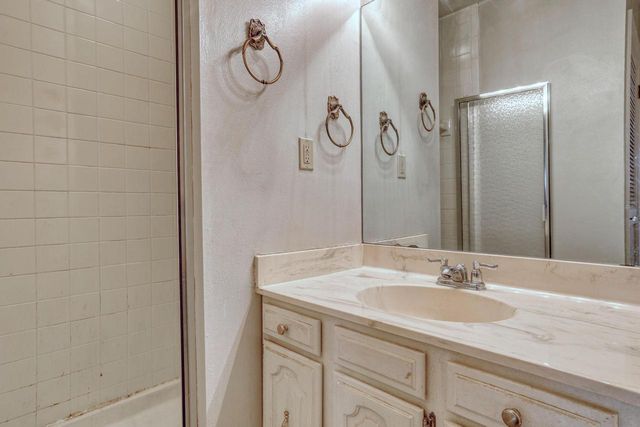 2880 S 98th STREET, West Allis, WI 53227